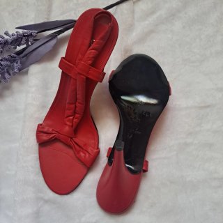 Sandalias de tacón rojas de piel