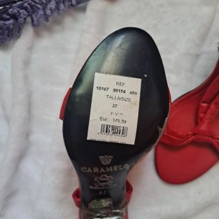 Sandalias de tacón rojas de piel