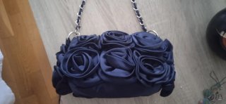 Bolso de fiesta azul marino con cadena plateada