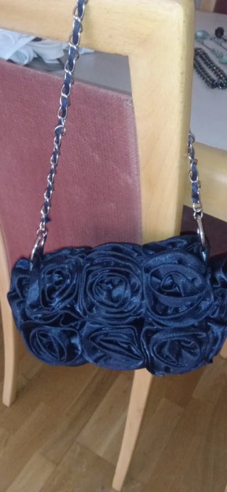 Bolso de fiesta azul marino con cadena plateada