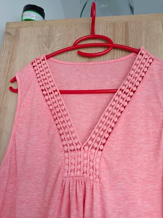 Top Shein sin mangas con escote V