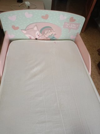 Cama infantil con diseño de zorro y niña