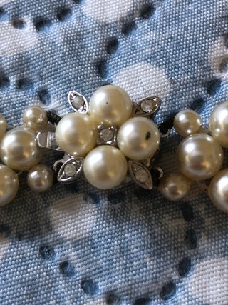 Collar de perlas con diseño de flores