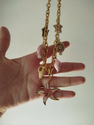 Collar con colgantes de conchas y estrella