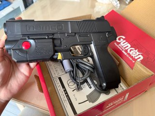 Pistola Namco Guncon para PlayStation 1 con caja
