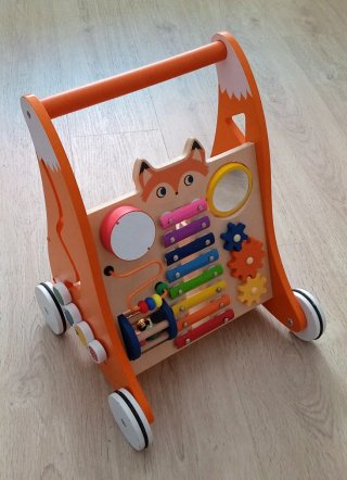 Andador infantil de madera con actividades