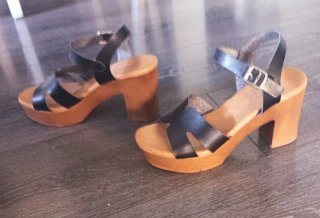 Sandalias de tacón de madera negras y doradas