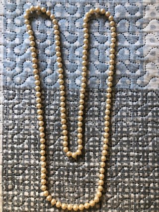 Collar largo de perlas beige y dorado