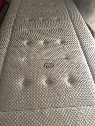 Colchón 90x190 viscoelastic y base tapizada.