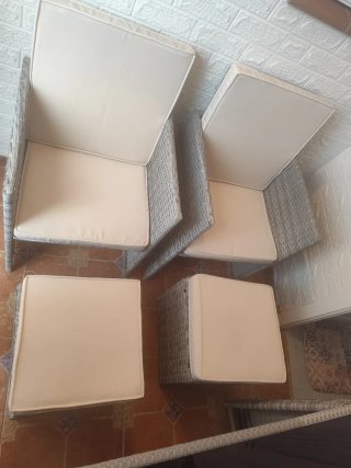 Mesa y 2 butacas de jardín y 2 taburetes