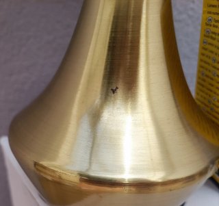 Lámpara de mesa dorada y blanca