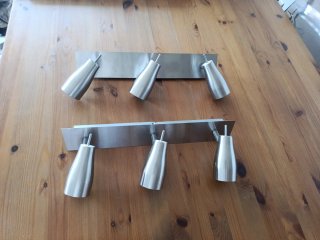 Dos Apliques de 3 focos metálicos plateados