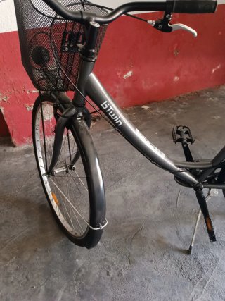 Bicicleta urbana BTWIN negra con cesta
