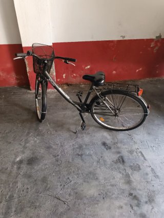 Bicicleta urbana BTWIN negra con cesta