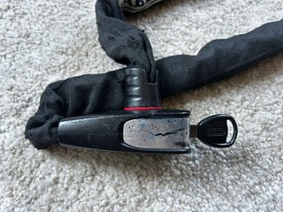 Candado ABUS negro con funda textil. 105cm