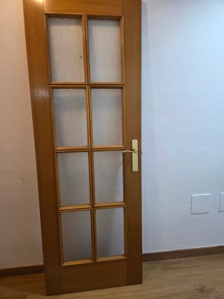 Puerta de madera con cristal