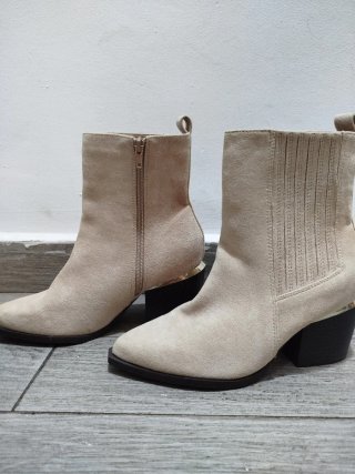 Botines Beige con Detalle Dorado Bounarotti