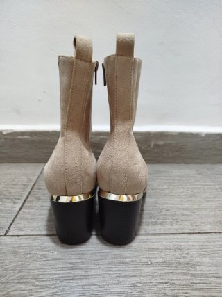 Botines Beige con Detalle Dorado Bounarotti