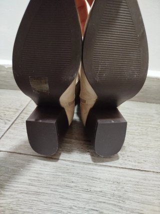 Botines Beige con Detalle Dorado Bounarotti