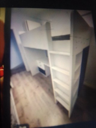 Cama infantil con escritorio y armario