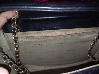 Bolso acolchado negro con herrajes dorados