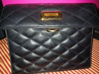 Bolso acolchado negro con herrajes dorados