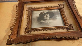 Cornice barocca con foto vintage di donna