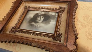 Cornice barocca con foto vintage di donna