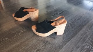 Zuecos de cuña negros y marrones