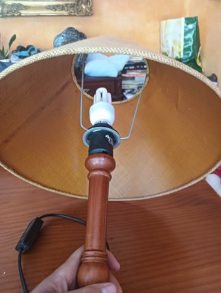 Lámpara de mesa de madera y tela