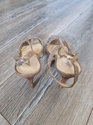 Zapatos Alma en Pena dorados con pedrería