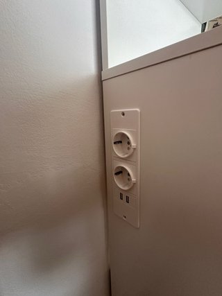 Tocador blanco con espejo y estantes