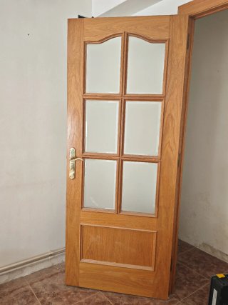 Puerta doble de madera con cristal