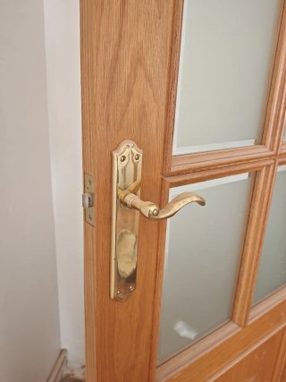 Puerta doble de madera con cristal