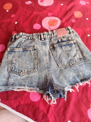 Pantalón corto vaquero desgastado