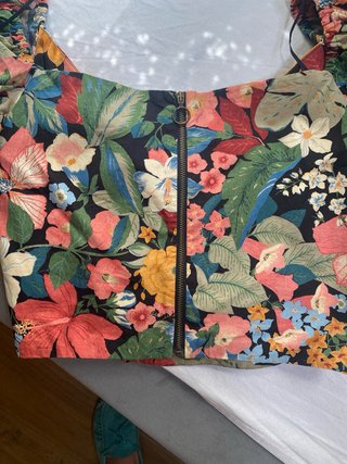 Top Zara floral mangas abullonadas 5€ solo hoy