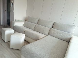 Sofá Chaise Longue Piel y Tela Beige