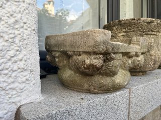 Macetero de piedra antiguo
