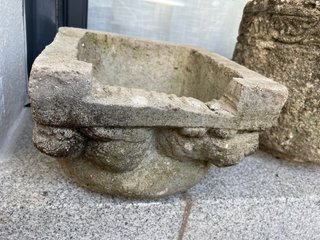 Macetero de piedra antiguo