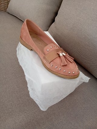 Mocasines rosas con tachuelas y flecos