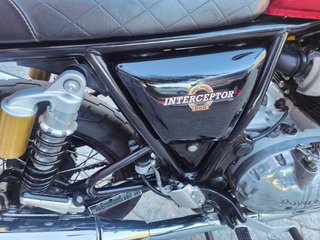 Royal Enfield Interceptor 650 Roja