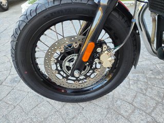 Royal Enfield Interceptor 650 Roja