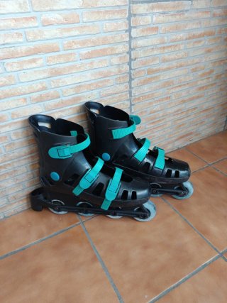 Patines en línea negros y turquesa