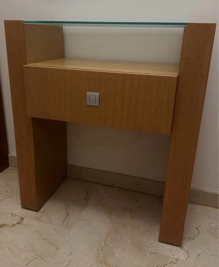 Recibidor de madera y cristal
