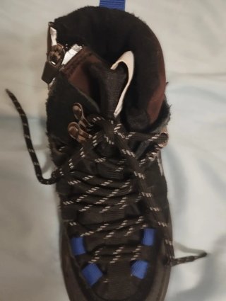 Botas negras con cordones azules. Número 30