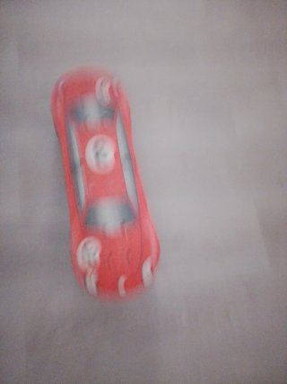 Monopatín rojo con diseño de coche