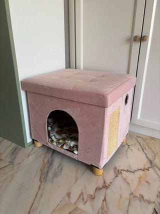 Casetta rosa per gatti con grattatore
