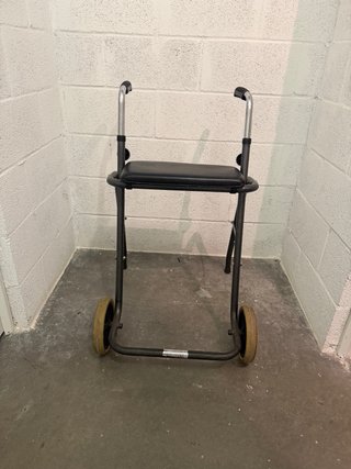 Andador regulable con asiento y ruedas