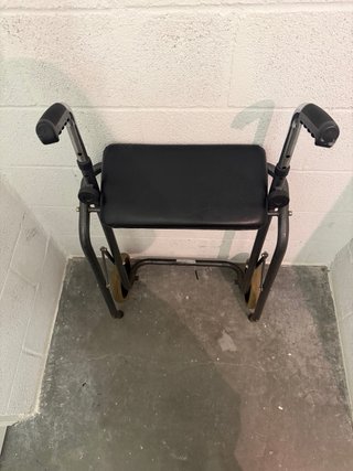 Andador regulable con asiento y ruedas