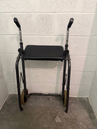 Andador regulable con asiento y ruedas